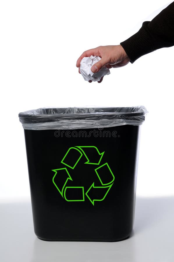 A mão com recicl o balde do lixo