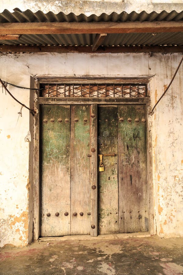 A mão crafted a porta de madeira em Zanzibar imagens de stock A mão crafted a porta de madeira em Zanzibar imagens de stock