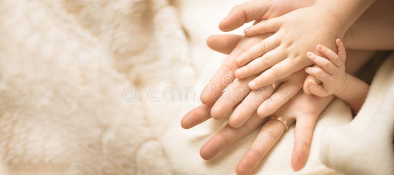 Mão da criança recém-nascida Close up da mão do bebê nas mãos dos pais Conceito da família, da maternidade e do nascimento bandei