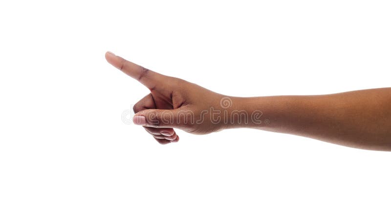 A mão da mulher do Afro que aponta o dedo em algo, isolado no branco