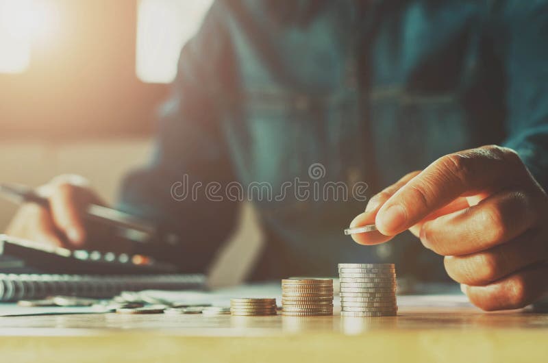 Mão da mulher do dinheiro da economia que põe o fina do negócio do conceito da pilha da moeda fotos de stock Mão da mulher do dinheiro da economia que põe o fina do negócio do conceito da pilha da moeda fotos de stock