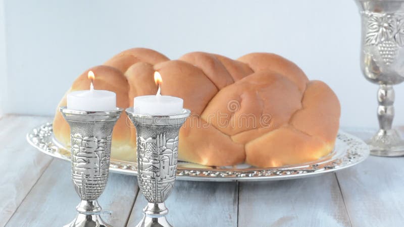 A mão da mulher ilumina velas de Shabbat video estoque