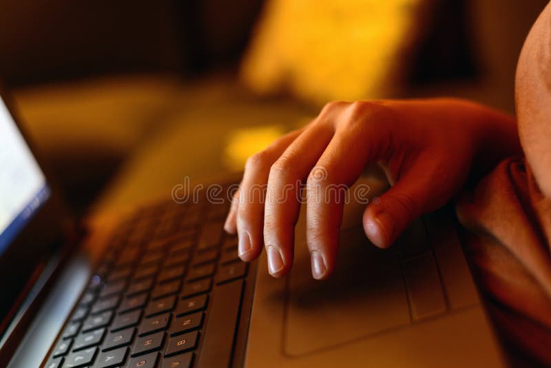 M?o da mulher no conceito do escrit?rio domicili?rio do funcionamento do teclado do port?til em casa foto de stock M?o da mulher no conceito do escrit?rio domicili?rio do funcionamento do teclado do port?til em casa foto de stock