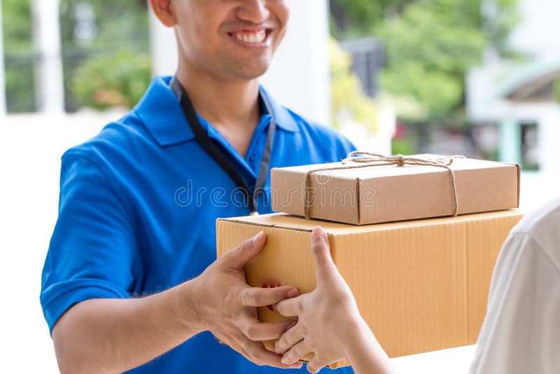 Mão da mulher que aceita uma entrega das caixas do entregador