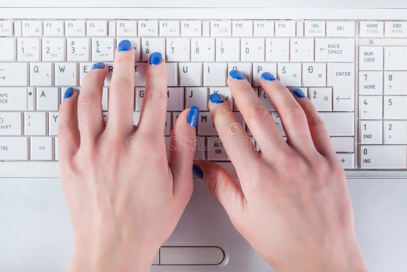 Mão da mulher que trabalha no teclado branco do portátil fotografia de stock Mão da mulher que trabalha no teclado branco do portátil fotografia de stock