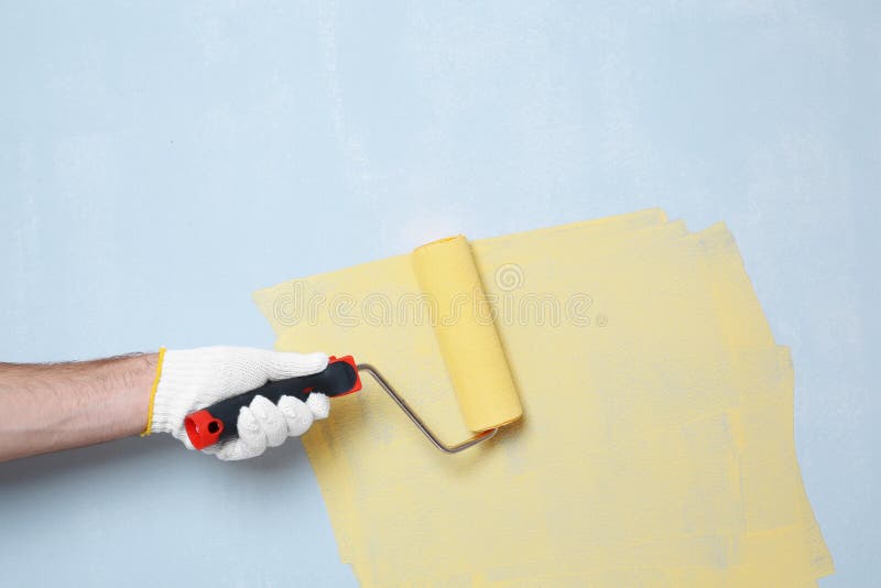 Mão da parede da pintura do trabalhador fotografia de stock Mão da parede da pintura do trabalhador fotografia de stock