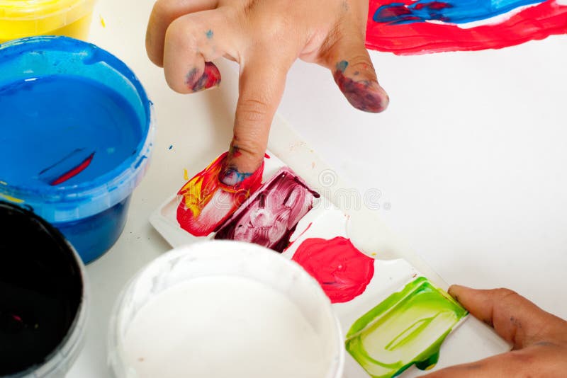 Mão da pintura da criança com dedos imagem de stock Mão da pintura da criança com dedos imagem de stock