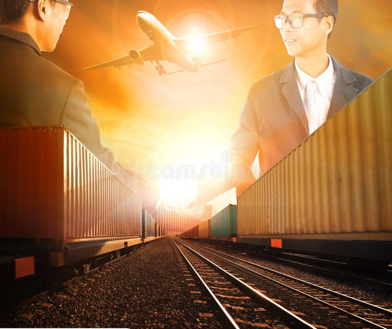 Mão de agitação bem sucedida do homem de negócio dois com o a logístico railway fotografia de stock royalty free Mão de agitação bem sucedida do homem de negócio dois com o a logístico railway fotografia de stock royalty free