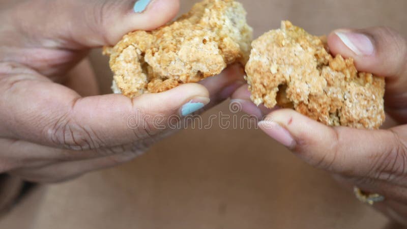 Mão de mulher batendo uma barra de proteína video estoque