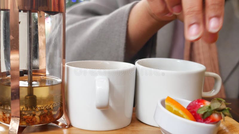 Mão de mulher colocando limão em uma xícara de chá verde vídeos de arquivo