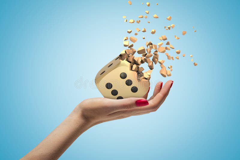 Mão-de-mulher segurando dados de casino dourado que se quebram em pequenos pedaços isolados em fundo branco fotos de stock royalty free Mão-de-mulher segurando dados de casino dourado que se quebram em pequenos pedaços isolados em fundo branco fotos de stock royalty free