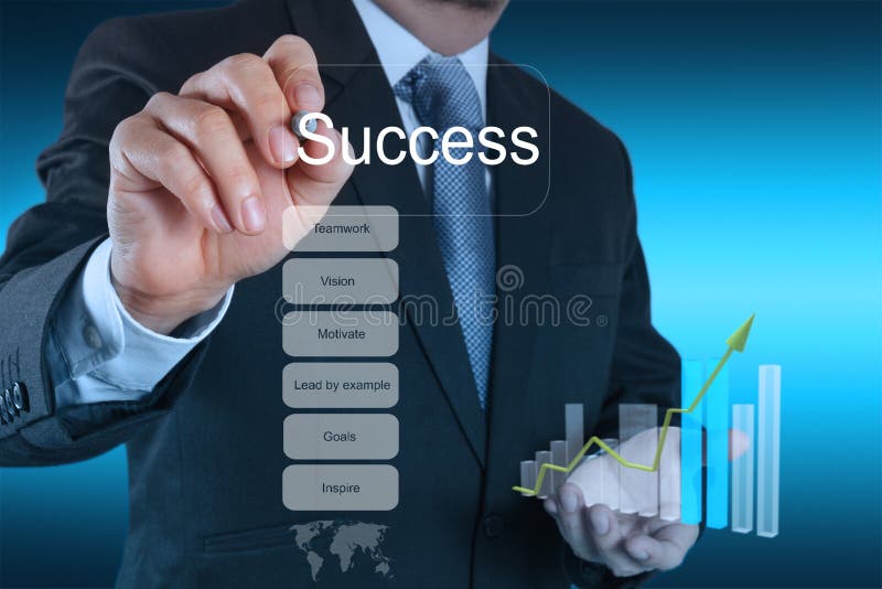 A mão do homem de negócios tira a carta do sucesso comercial concentrada imagens de stock A mão do homem de negócios tira a carta do sucesso comercial concentrada imagens de stock