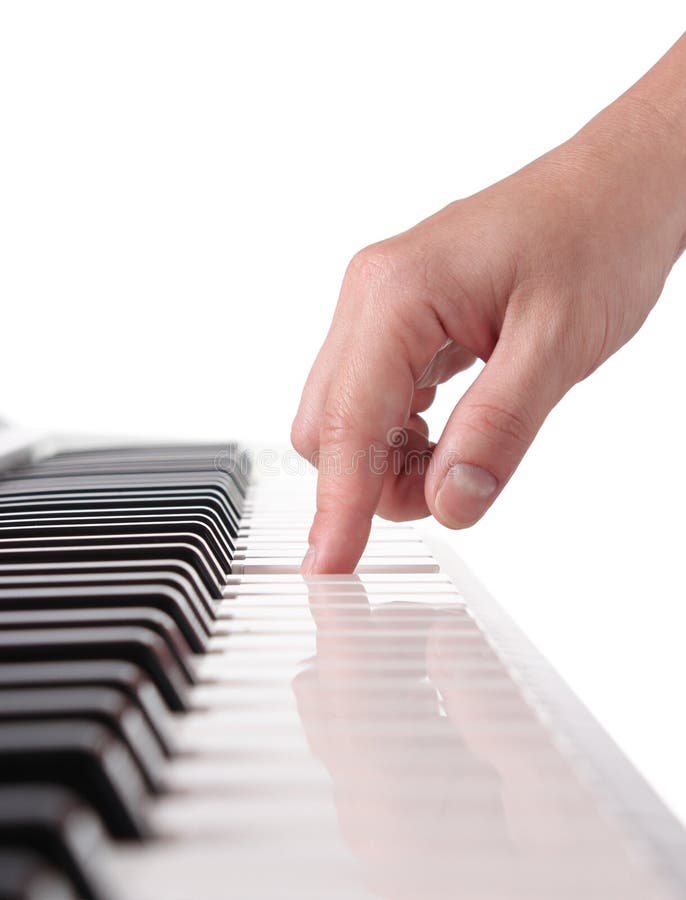 A mão do pianista que joga o piano