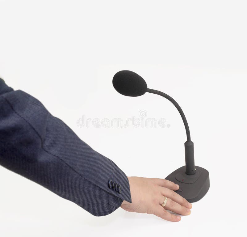 Mão do ` s dos homens em um microfone preto com com suporte e interruptor foto de stock royalty free Mão do ` s dos homens em um microfone preto com com suporte e interruptor foto de stock royalty free