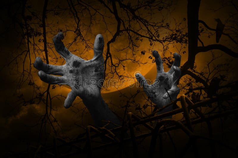 Mão do zombi que aumenta para fora da cerca velha sobre a árvore inoperante, corvo, lua imagem de stock royalty free Mão do zombi que aumenta para fora da cerca velha sobre a árvore inoperante, corvo, lua imagem de stock royalty free