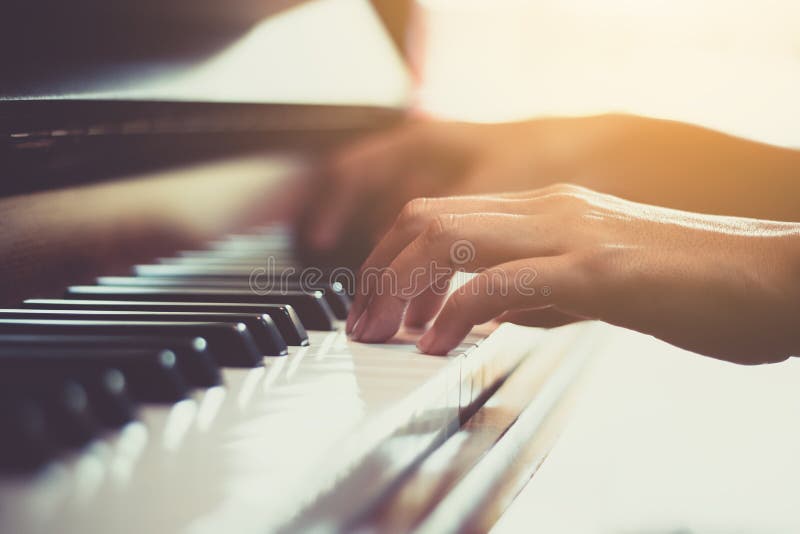 Mão feliz do ` s da mulher que joga o piano fotografia de stock royalty free Mão feliz do ` s da mulher que joga o piano fotografia de stock royalty free