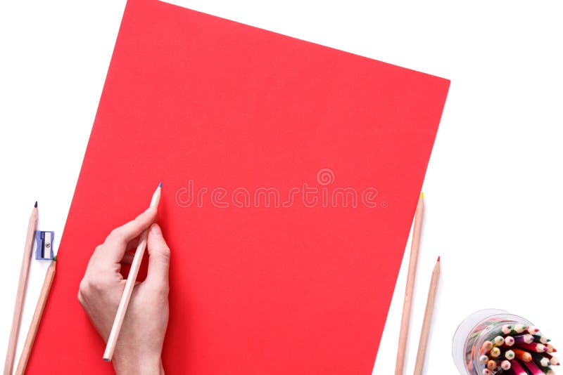 A mão fêmea está pronta para tirar com corrige no papel vermelho Isolado no branco imagem de stock A mão fêmea está pronta para tirar com corrige no papel vermelho Isolado no branco imagem de stock
