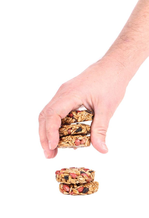 A mão guarda sementes de girassol cristalizadas dos amendoins