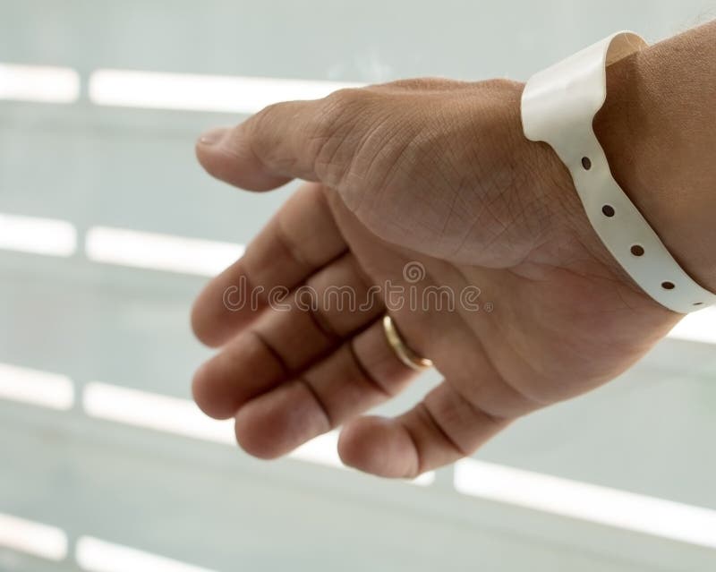 Mão masculina com etiqueta de nascimento imagem de stock Mão masculina com etiqueta de nascimento imagem de stock