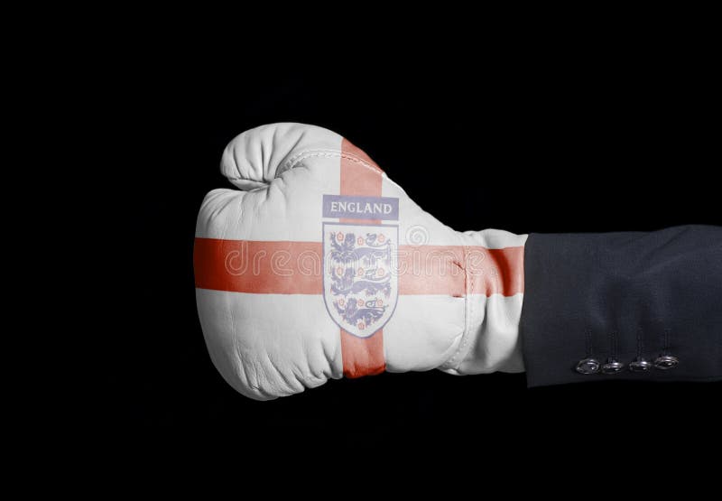 Mão masculina na luva de encaixotamento com futebol nacional Team Flag de Inglaterra do futebol de três leões foto de stock royalty free Mão masculina na luva de encaixotamento com futebol nacional Team Flag de Inglaterra do futebol de três leões foto de stock royalty free