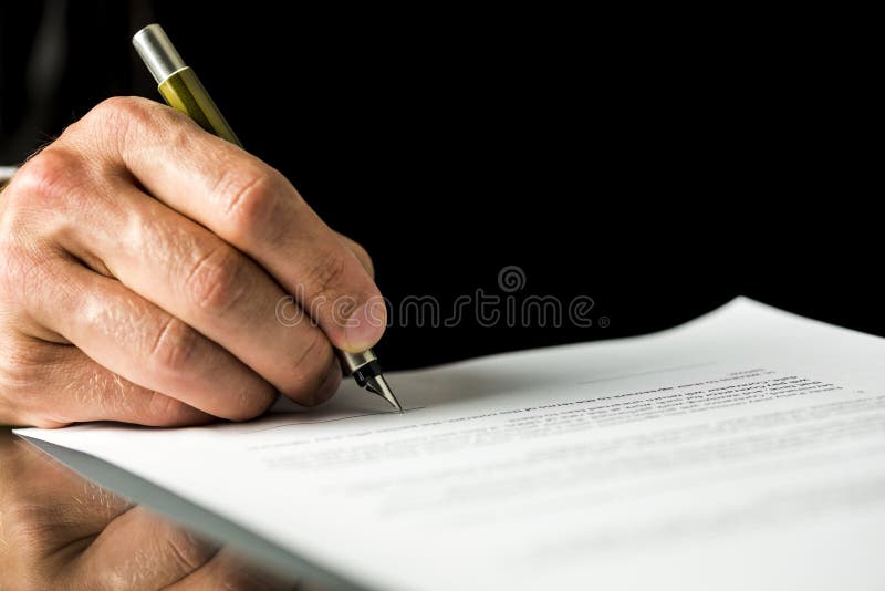 Mão masculina que assina um contrato, papéis do emprego, documento jurídico