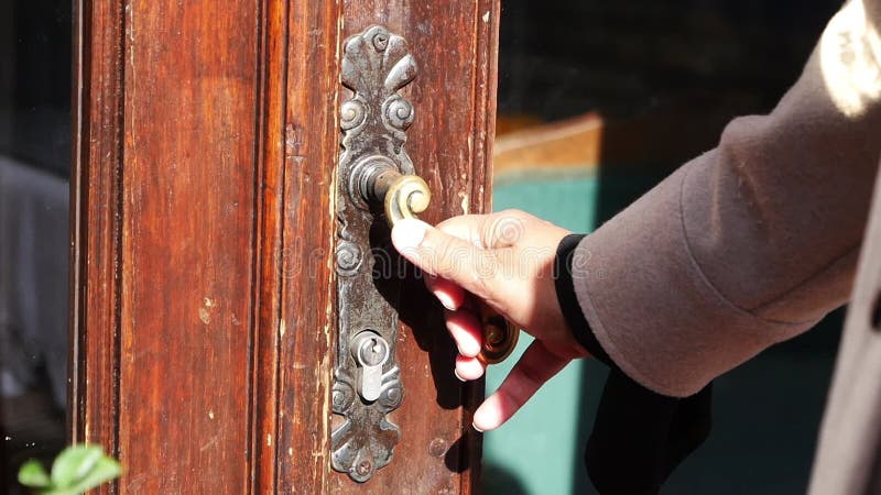 Mão mulher abrindo porta feche vídeos de arquivo