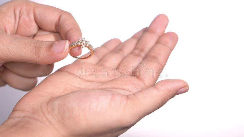 Mão mulher com anel de noivado feche video estoque