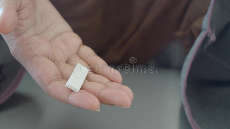 Mão mulher segurando chiclete video estoque