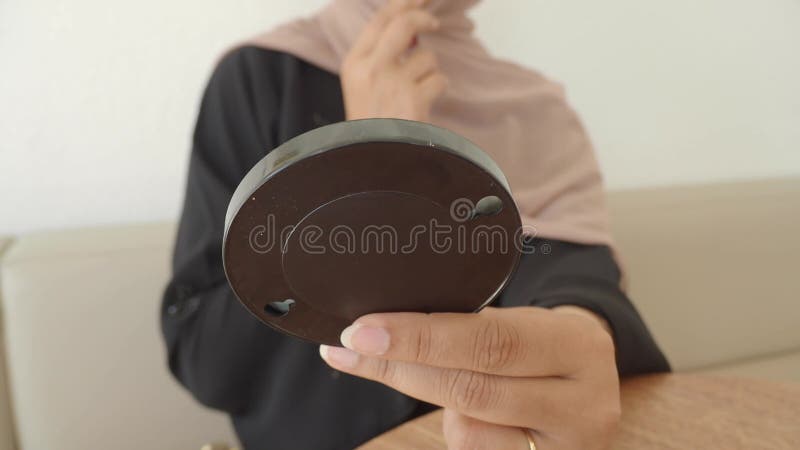 Mão mulher segurando um espelho e aplicando batom vídeos de arquivo