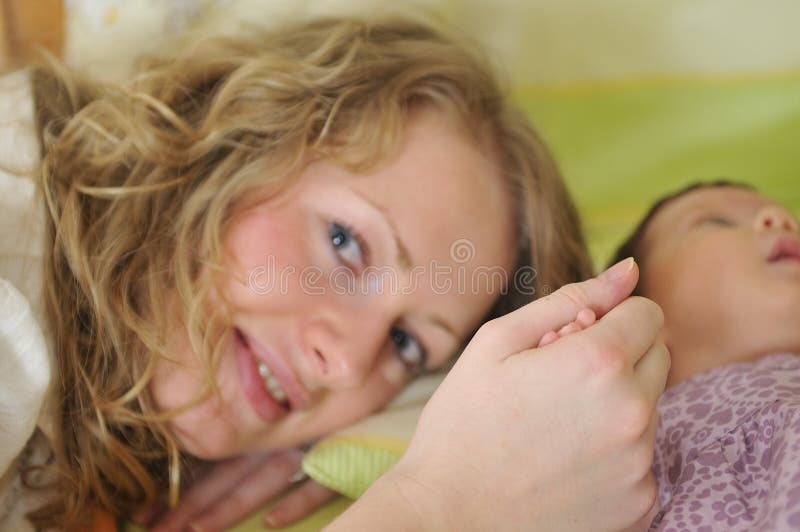 Jovem mãe segura a mão de crianças pequenas foto de stock royalty free