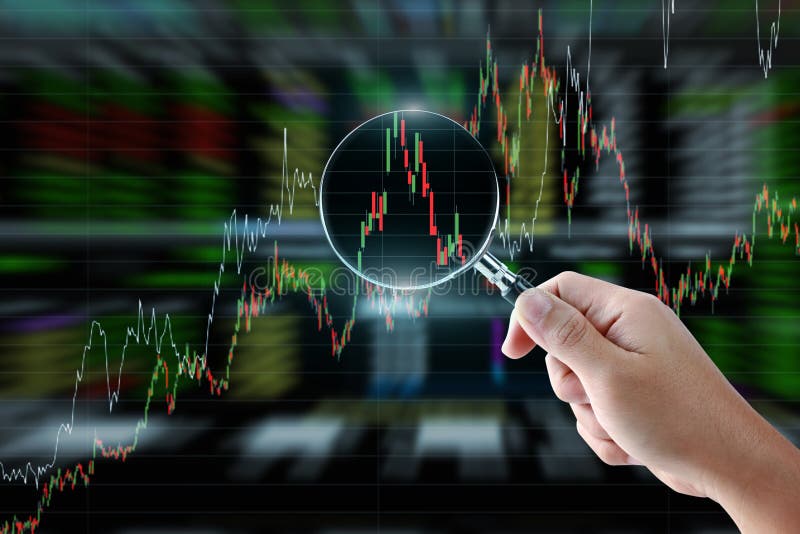 Mão que guarda a lupa com gráfico do mercado de valores de ação ilustração royalty free Mão que guarda a lupa com gráfico do mercado de valores de ação ilustração royalty free