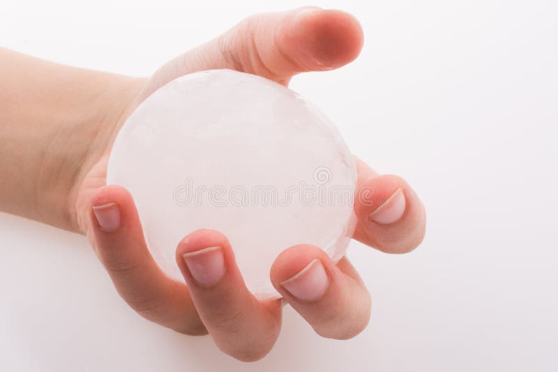 Mão a segurar uma bola de gelo foto de stock royalty free