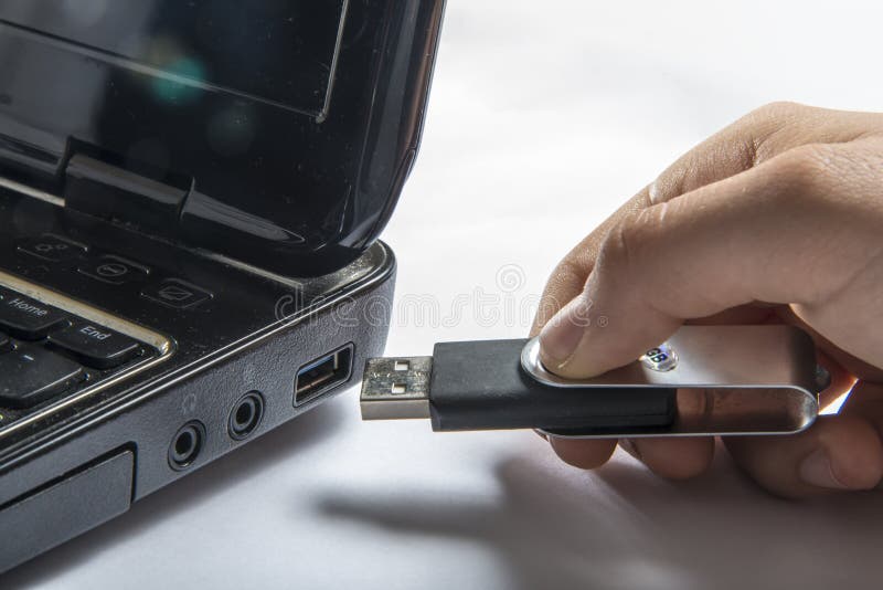 Mão que introduz a vara da memória do usb imagens de stock Mão que introduz a vara da memória do usb imagens de stock
