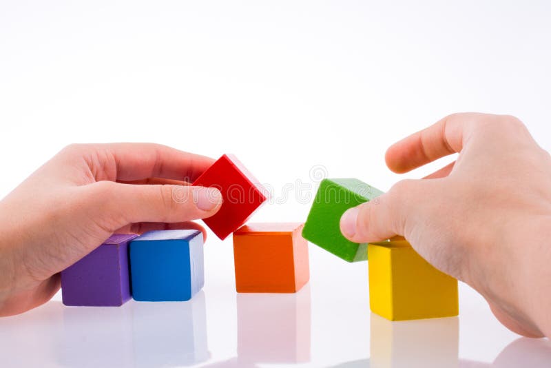 Mão a brincar com cubos fotos de stock