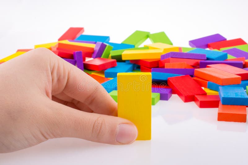 Mão a brincar com dominós coloridos fotos de stock
