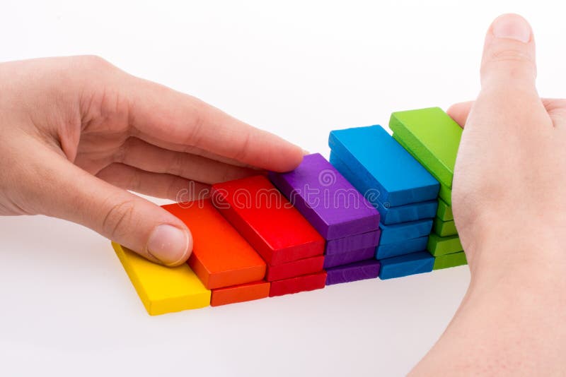 Mão a brincar com dominós coloridos imagens de stock royalty free