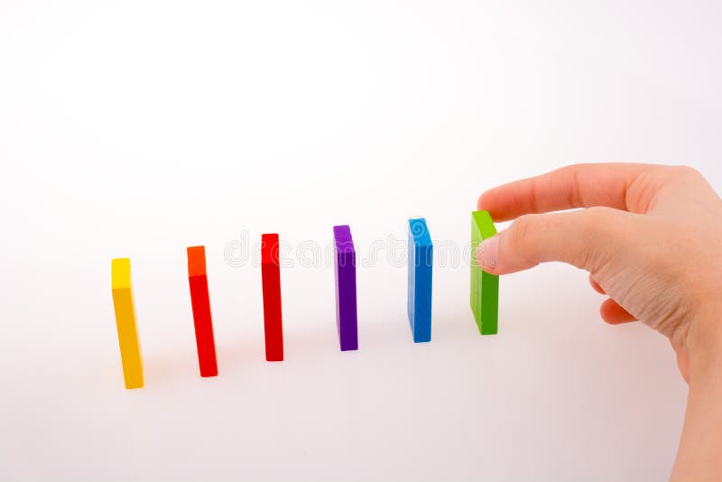 Mão a brincar com dominós coloridos foto de stock