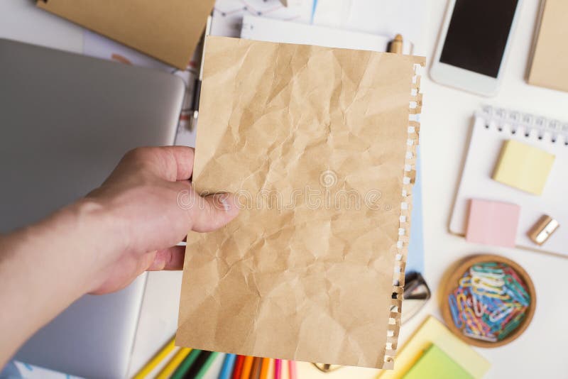 Mão que prende o papel em branco fotos de stock