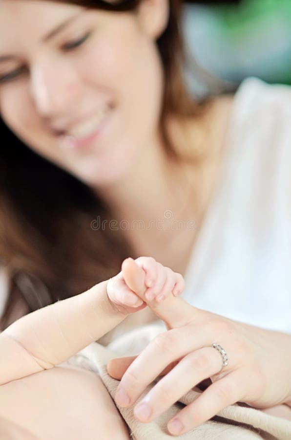 Mão recém-nascida do bebê imagem de stock Mão recém-nascida do bebê imagem de stock