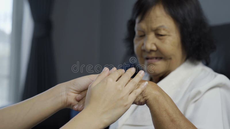 Mão superior e jovens da mulher que guardam as mãos