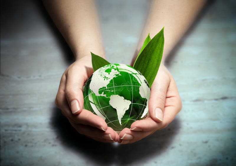 Mãos com o globo verde do mundo do eco - EUA imagens de stock royalty free
