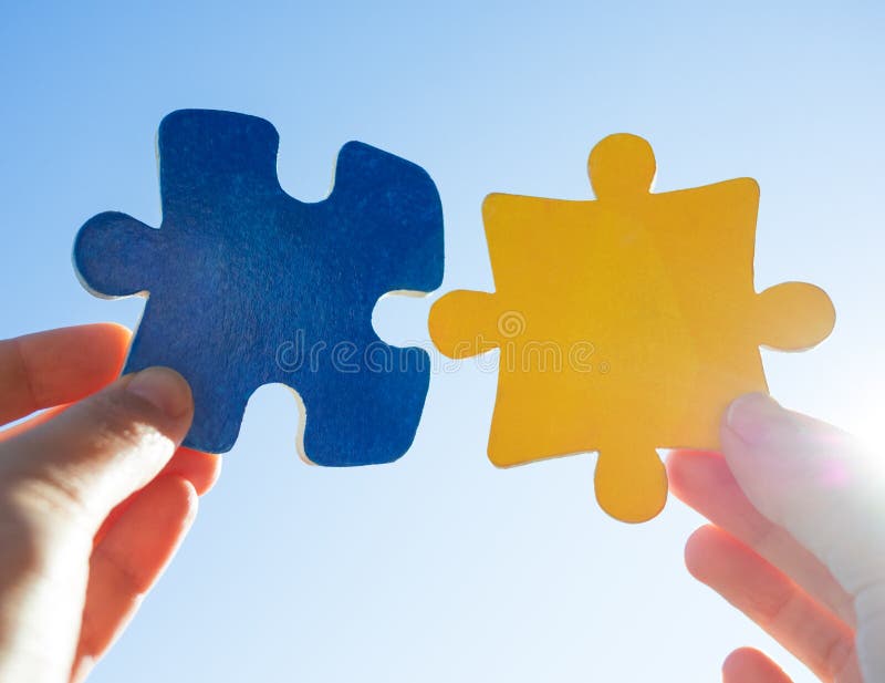 Mãos com peças de puzzle imagem de stock royalty free