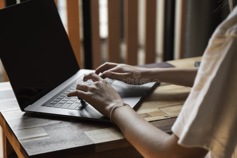 Mãos da mulher digitando no teclado do laptop Estudar e trabalhar online, freelance Trabalhadora por conta própria ou independent imagem de stock royalty free Mãos da mulher digitando no teclado do laptop Estudar e trabalhar online, freelance Trabalhadora por conta própria ou independent imagem de stock royalty free