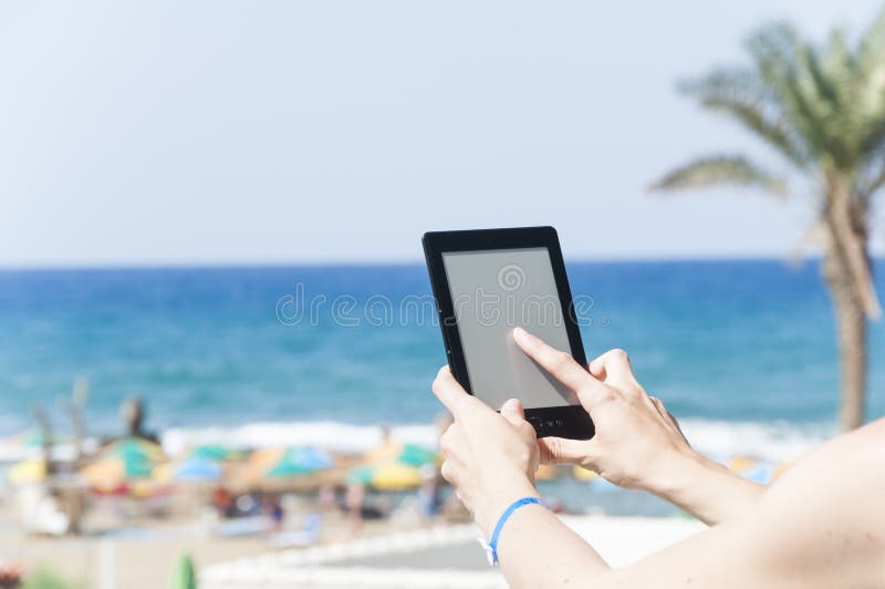 Mãos da mulher que guardam o leitor do ebook foto de stock Mãos da mulher que guardam o leitor do ebook foto de stock