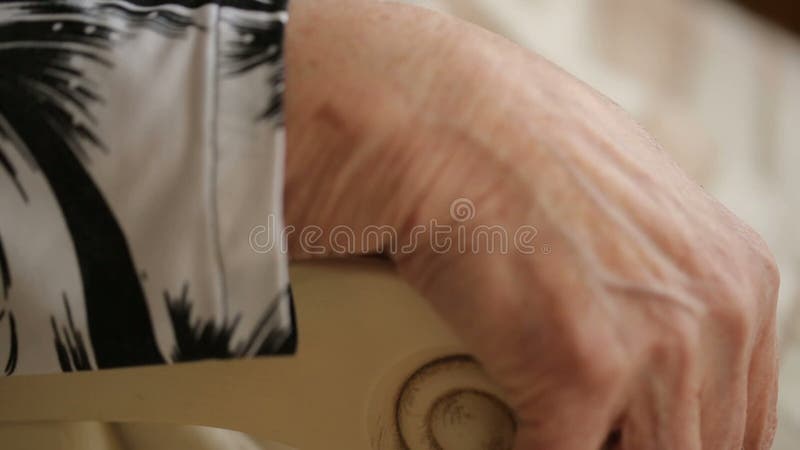 Mãos da mulher sênior video estoque