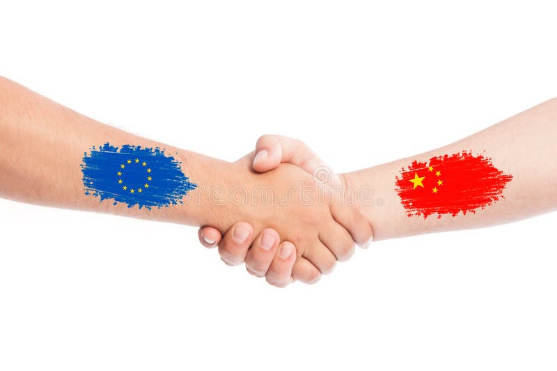 Mãos da União Europeia e da China que agitam com bandeiras imagem de stock Mãos da União Europeia e da China que agitam com bandeiras imagem de stock