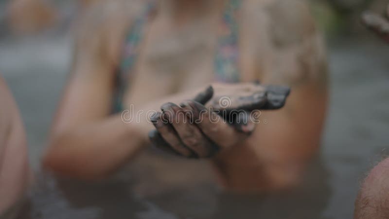 Mãos de adolescente amassando lama em suas mãos video estoque
