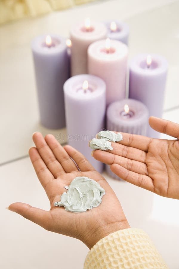 Mãos de Womans com creme facial imagens de stock Mãos de Womans com creme facial imagens de stock