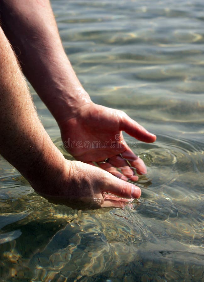 Mãos de homem fotografia de stock royalty free