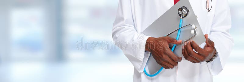 Mãos de médico com uma prancheta. fotografia de stock royalty free